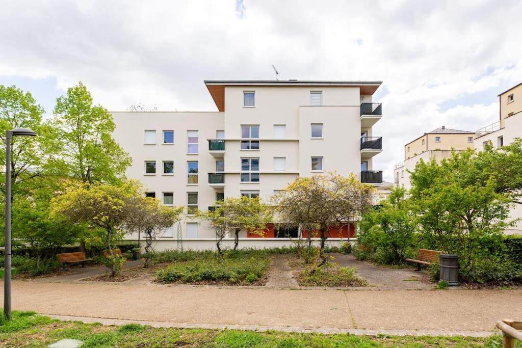 Bel Avec Terrasse Et Parking Gratuit *